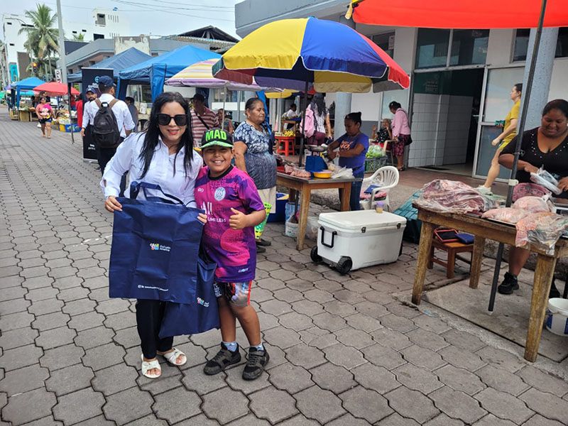 Miembros de Patitas Azules fomentando conciencia ambiental mediante la recolección de basura en las islas Galápagos