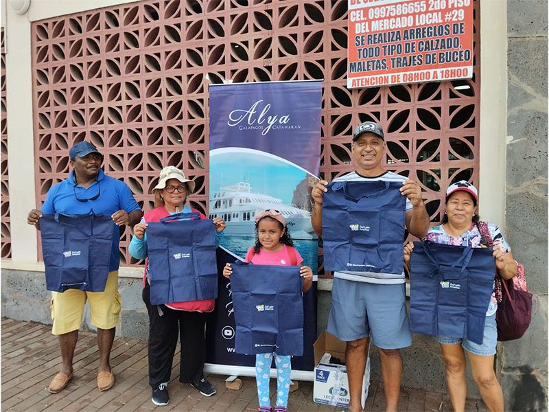 Miembros de Patitas Azules fomentando conciencia ambiental mediante la recolección de basura en las islas Galápagos