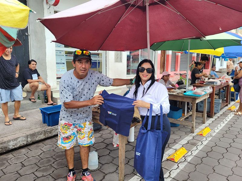 Miembros de Patitas Azules fomentando conciencia ambiental mediante la recolección de basura en las islas Galápagos
