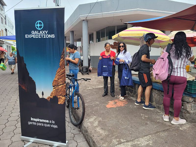 Miembros de Patitas Azules fomentando conciencia ambiental mediante la recolección de basura en las islas Galápagos