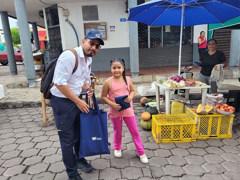 Miembros de Patitas Azules fomentando conciencia ambiental mediante la recolección de basura en las islas Galápagos